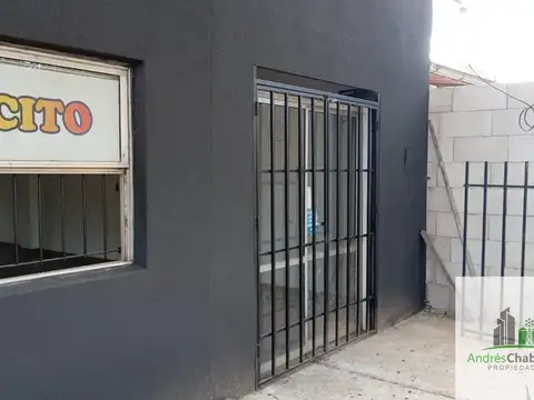 Local comercial refaccionado a nuevo en Villa Adela