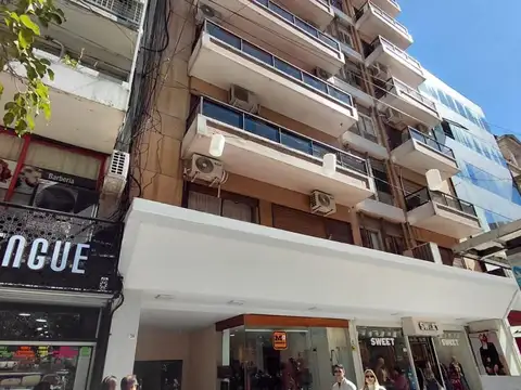 Centro sobre peatonal Florida, 3 ambientes al frente, vivienda o profesional, luminoso!!
