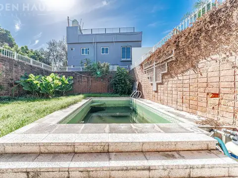 Casa 6 ambientes en lote propio 8,66 x 42 con parque y piscina en Villa del Parque