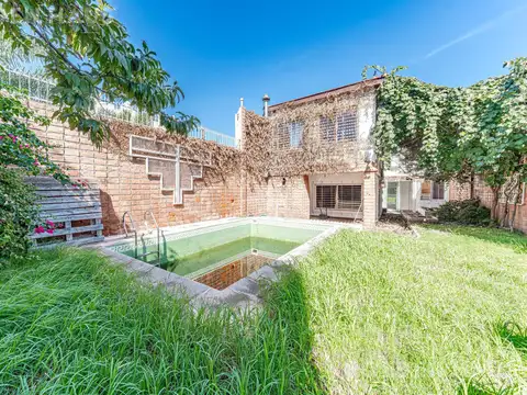 Casa 6 ambientes en lote propio 8,66 x 42 con parque y piscina en Villa del Parque