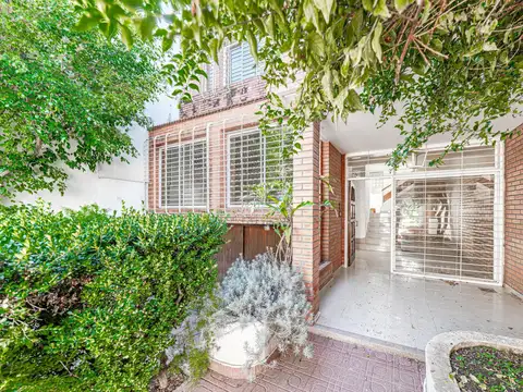 Casa 6 ambientes en lote propio 8,66 x 42 con parque y piscina en Villa del Parque