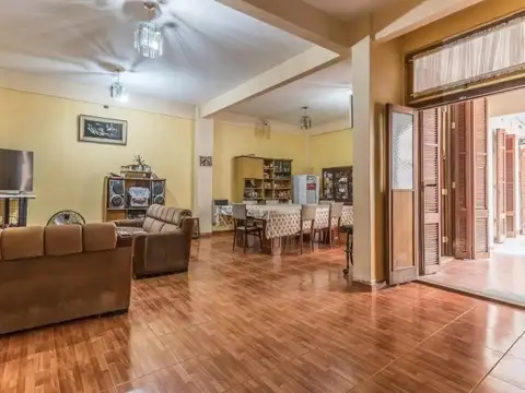 Casa 13 ambientes con 6 baños