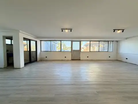 Piso de oficinas en alquiler con depósito, montacargas y salida a dos calles en Pacheco, Tigre.