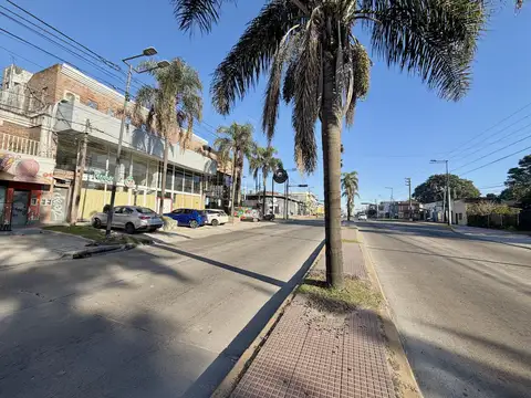 Piso de oficinas en alquiler con depósito, montacargas y salida a dos calles en Pacheco, Tigre.