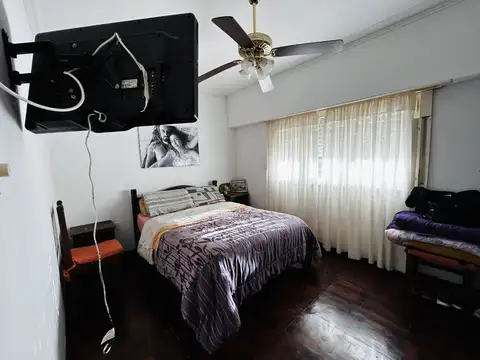 VENTA - CASA 4 AMBIENTES C/PILETA Y COCHERA-LOBOS