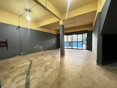 Local Comercial en Alquiler en Parque Avellaneda | Amplia Superficie y Excelente Ubicación