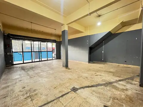 Local Comercial en Alquiler en Parque Avellaneda | Amplia Superficie y Excelente Ubicación