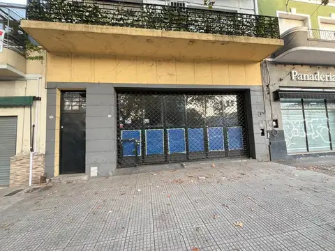 Local Comercial en Alquiler en Parque Avellaneda | Amplia Superficie y Excelente Ubicación