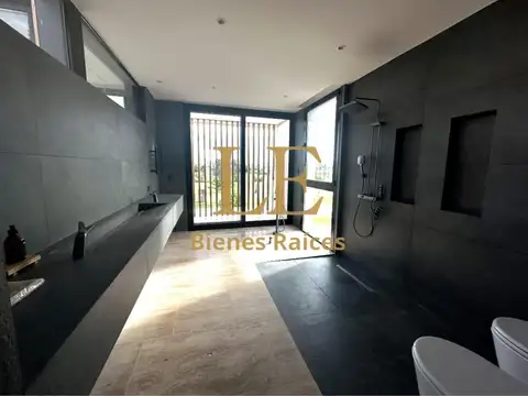Casa en Venta con 4 cocheras