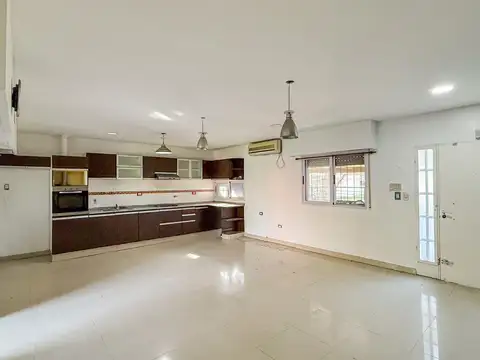 Casa 7 ambientes con 2 baños