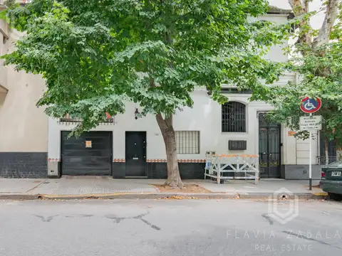 Venta casa de tres plantas en lote propio con garage y quincho en Parque Chacabuco