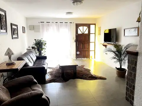 Casa 4 ambientes con 2 baños