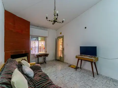 CASA EN VENTA -PÉREZ- DOS DORMITORIOS Y COCHERA