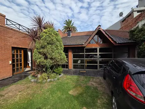 Casa en Venta con 3 cocheras