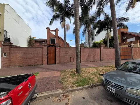 CASA 6 AMB. C/PATIO FRENTE Y CONTRAFRENTE ,QUINCHO Y TERRAZA