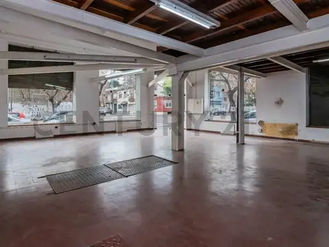 Oficina 8 ambientes con 4 baños