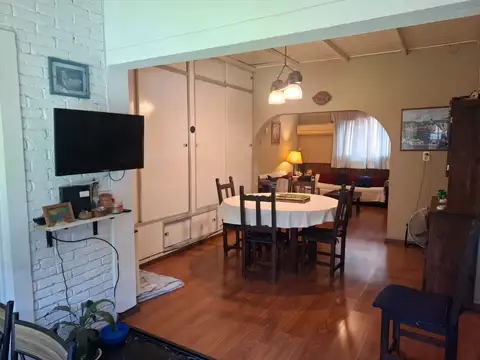 Casa 6 ambientes con 2 baños