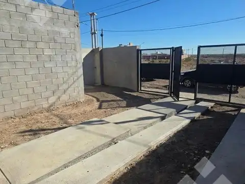 En Alquiler | Casa de 1 Dormitorio | Barrio Procrear | Centenario