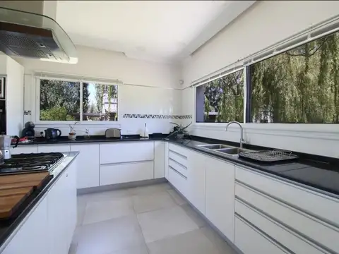 Gran propiedad en barrio cerrado con vista al lago,amueblado