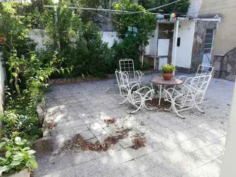 Casa en venta de dos dormitorio con cochera y patio en Alberdi