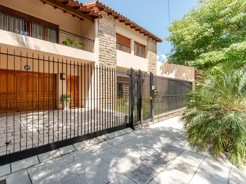Impecable casa con todas las comodidades, gran jardín y quincho en venta en Martínez, San Isidro.