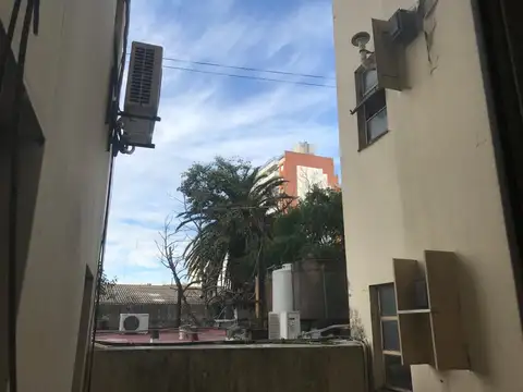 3 AMB, (SUP. 50 M2). DORMITORIOS 3X3 Y 2,40X2, AMBOS CON PLACARD.  BAÑO CON MAMPARA Y VANITORY, COCINA "NUEVA". LUMINOSO, MUY BUENA UBICACIÓN, (1/2 C