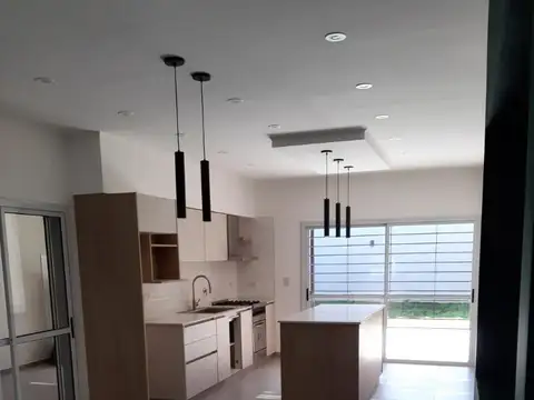 Casa 3 ambientes con 2 baños