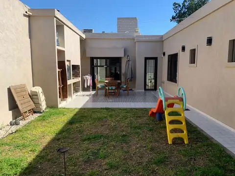 *EXCELENTE CASA DE 4 AMB. TODO EN PLANTA BAJA *S/LOTE DE 10 X 30 *MODERNA Y C/DETALLES DE CATEGORIA 