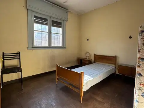 CASA CUATRO AMBIENTES CON COCHERA, PATIO Y TERRAZA EN VENTA