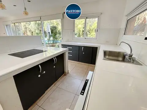 Casa en Alquiler con 2 cocheras