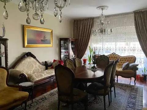 Semipiso de 4 ambientes al frente con balcon corrido