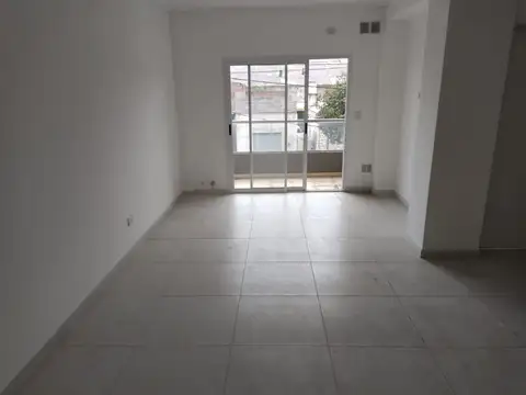 EXCELENTE DEPTO 2 AMBIENTES AL FRENTE CON BALCON ESCUCHA OFE