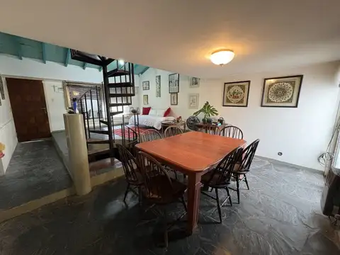 Casa 6 ambientes con 2 baños