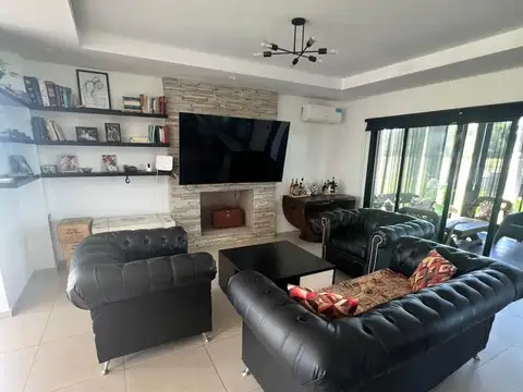 Casa en Alquiler con 2 cocheras