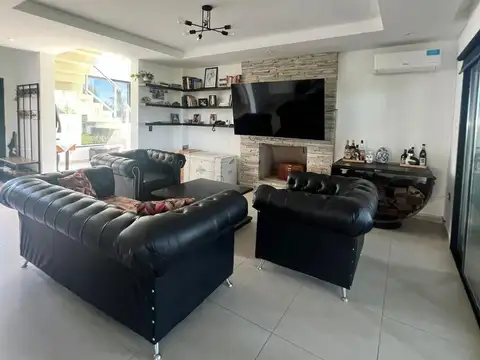 Casa 7 ambientes con 4 baños
