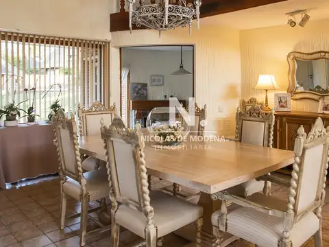 Casa 8 ambientes con 5 baños