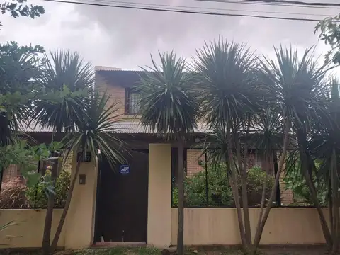 VENTA: Casa de cuatro dormitorios, pileta y tres cocheras en Fisherton, Rosario