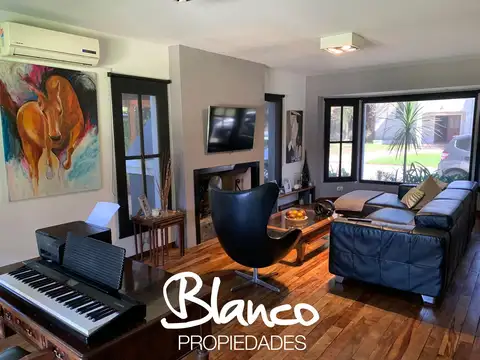 Casa en Alquiler con 2 cocheras