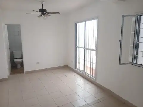 Oficina en Av. Tomas Marquez, Patio! No paga Expensas!