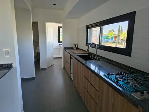 Casa 4 ambientes con 2 baños