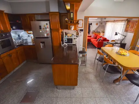 Casa 5 ambientes con 2 baños