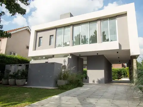 Casa en venta a Estrenar en Barrio Cerrado