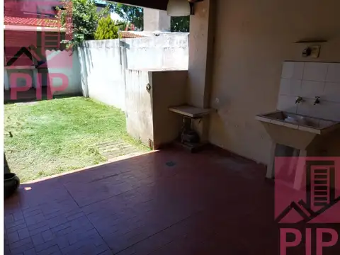 Casa en Alquiler con 1 cochera