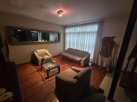 Casa 8 ambientes con 2 baños
