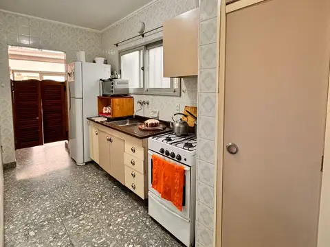 Casa 6 ambientes con 2 baños