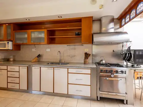 Casa 5 ambientes con 2 baños