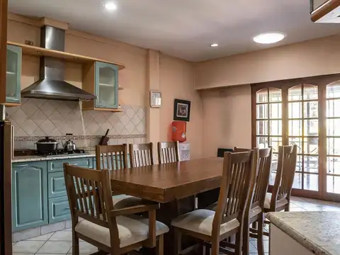 Casa en Venta con 4 cocheras