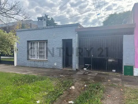 VENTA CASA 4 AMBIENTES CON PATIO Y COCHERA MUÑIZ