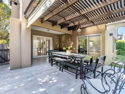 Venta de casa 5  dormitorios  MASCHWITZ PRIVADO 