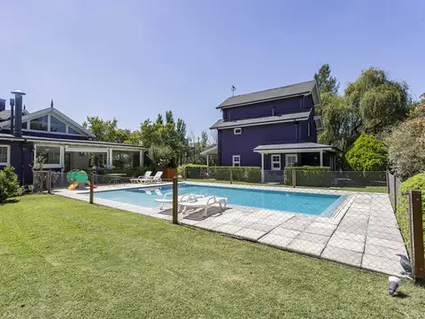 Casa en Venta con 3 cocheras